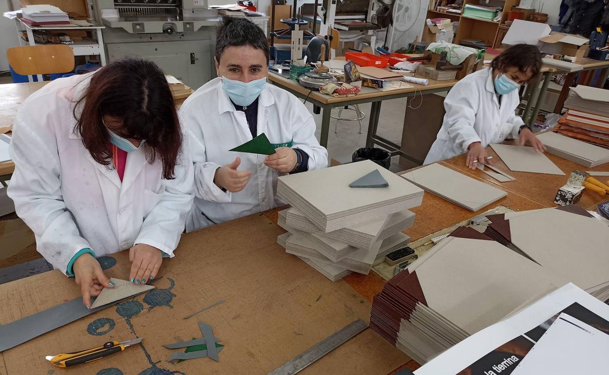 Alumnado en el Taller de Encuadernación en COSAMAI (Astorga).