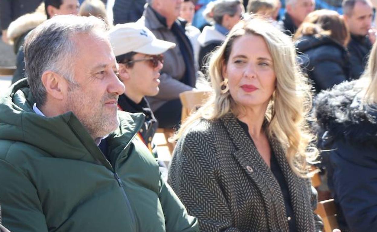 Carlos Pollán y patricia González durante el acto de Vox este sábado en León.