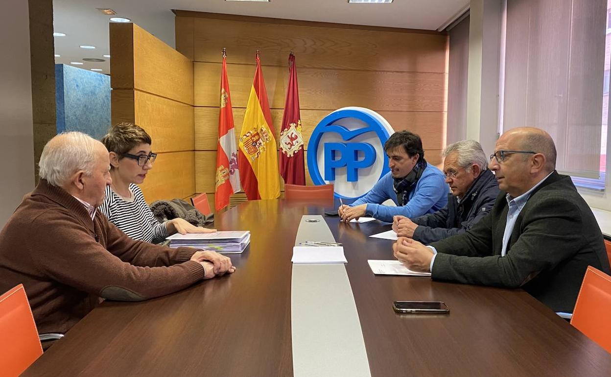 Reunión de diputados populares con los regantes del Páramo.