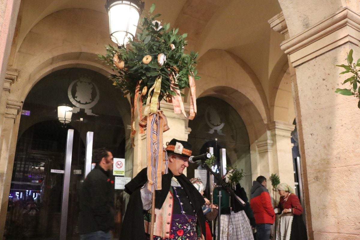 La Asociación Cultural Aguzo ha vuelto un año más a celebrar su tradicional 'ronda leonesa' en la que, en forma de canción, llaman a la primavera.