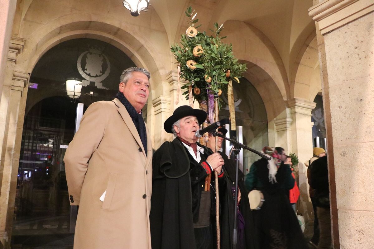 La Asociación Cultural Aguzo ha vuelto un año más a celebrar su tradicional 'ronda leonesa' en la que, en forma de canción, llaman a la primavera.