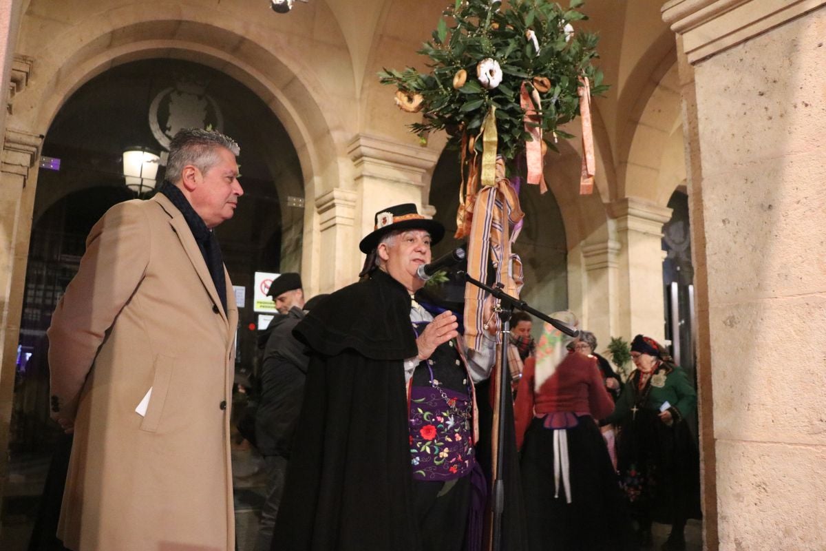 La Asociación Cultural Aguzo ha vuelto un año más a celebrar su tradicional 'ronda leonesa' en la que, en forma de canción, llaman a la primavera.