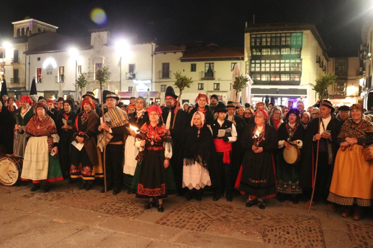 La Asociación Cultural Aguzo ha vuelto un año más a celebrar su tradicional 'ronda leonesa' en la que, en forma de canción, llaman a la primavera.