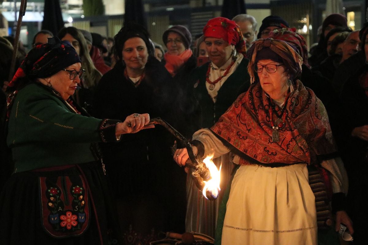 La Asociación Cultural Aguzo ha vuelto un año más a celebrar su tradicional 'ronda leonesa' en la que, en forma de canción, llaman a la primavera.