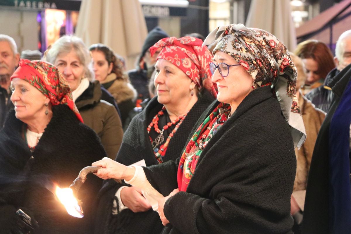 La Asociación Cultural Aguzo ha vuelto un año más a celebrar su tradicional 'ronda leonesa' en la que, en forma de canción, llaman a la primavera.