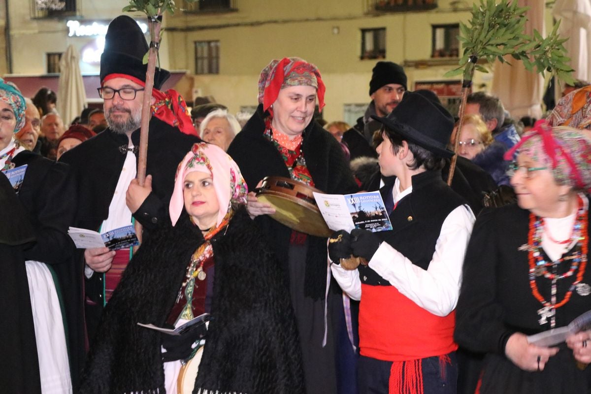 La Asociación Cultural Aguzo ha vuelto un año más a celebrar su tradicional 'ronda leonesa' en la que, en forma de canción, llaman a la primavera.