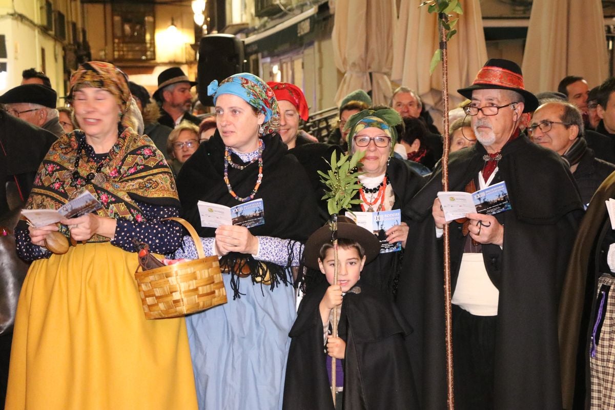 La Asociación Cultural Aguzo ha vuelto un año más a celebrar su tradicional 'ronda leonesa' en la que, en forma de canción, llaman a la primavera.