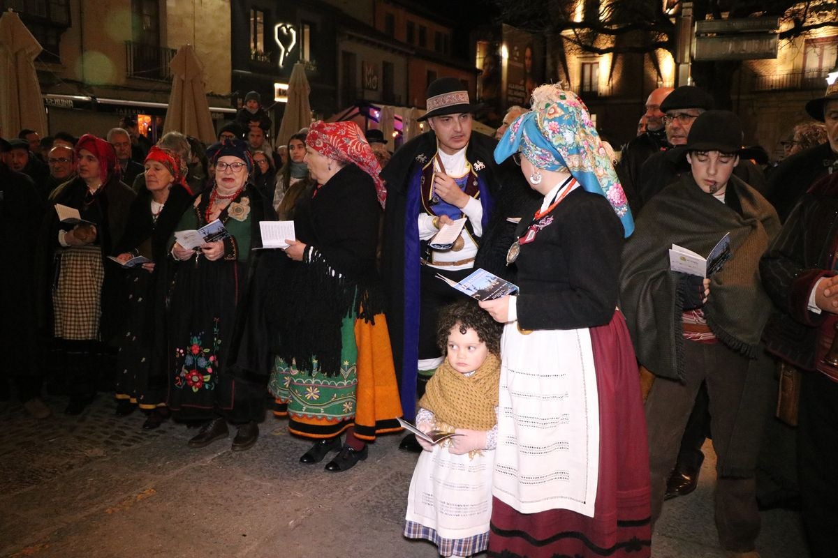 La Asociación Cultural Aguzo ha vuelto un año más a celebrar su tradicional 'ronda leonesa' en la que, en forma de canción, llaman a la primavera.