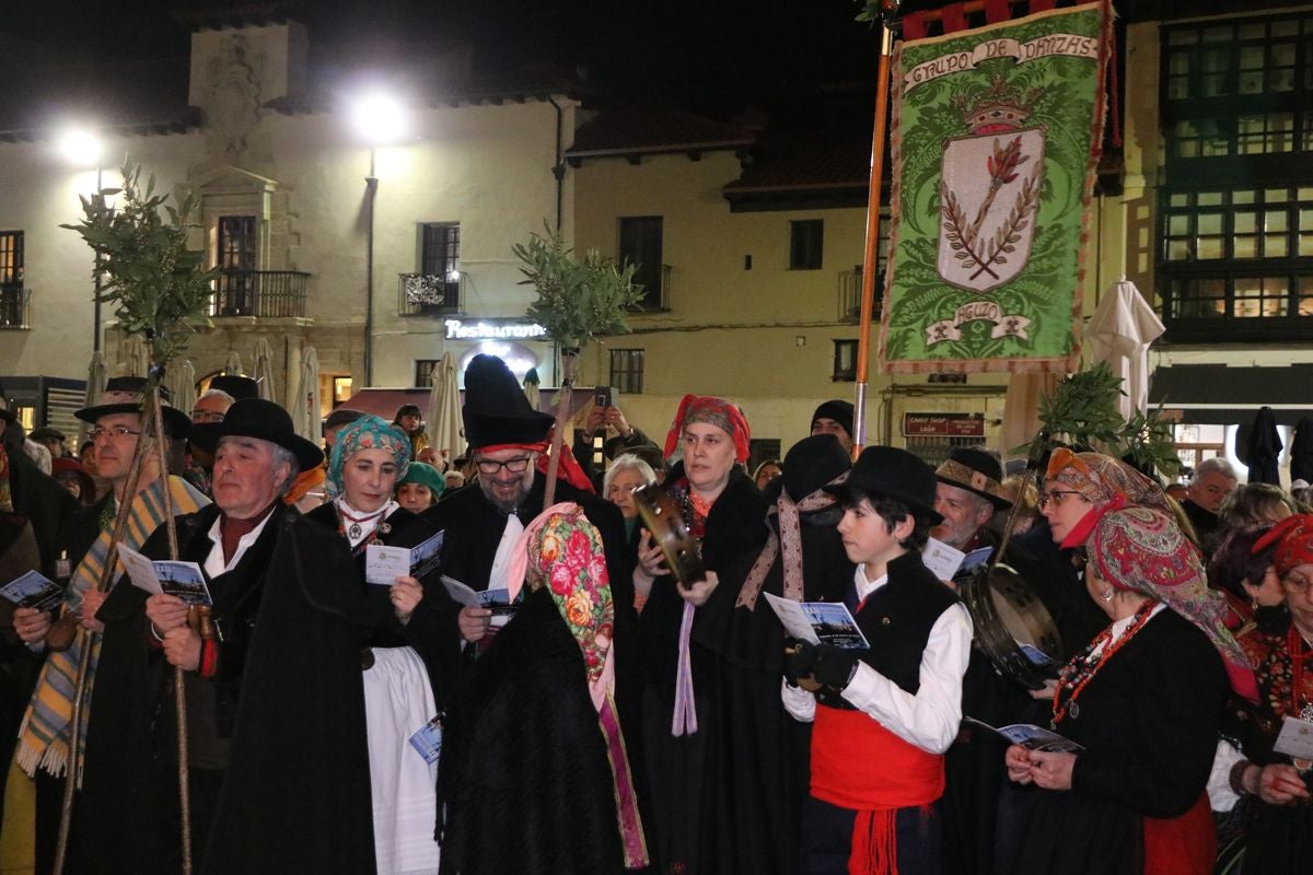 La Asociación Cultural Aguzo ha vuelto un año más a celebrar su tradicional 'ronda leonesa' en la que, en forma de canción, llaman a la primavera.