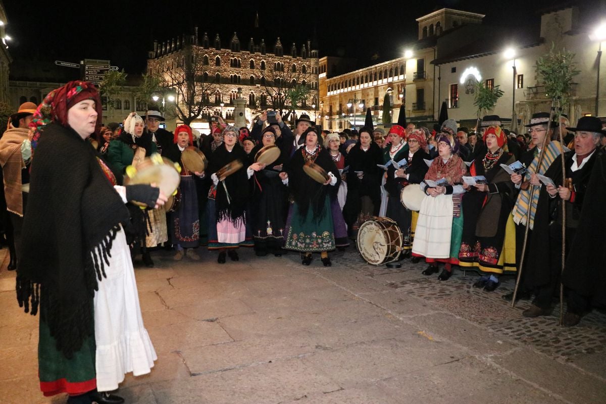 La Asociación Cultural Aguzo ha vuelto un año más a celebrar su tradicional 'ronda leonesa' en la que, en forma de canción, llaman a la primavera.