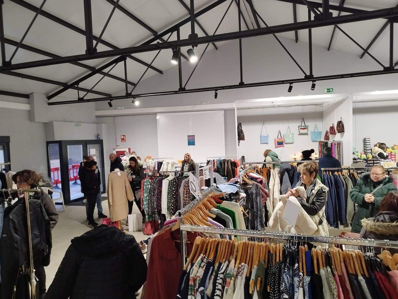 La Feria del Stock, ubicada en ExpoCoyanza, en la Calle Cuchillo , 4, se puede visitar este fin de semana .