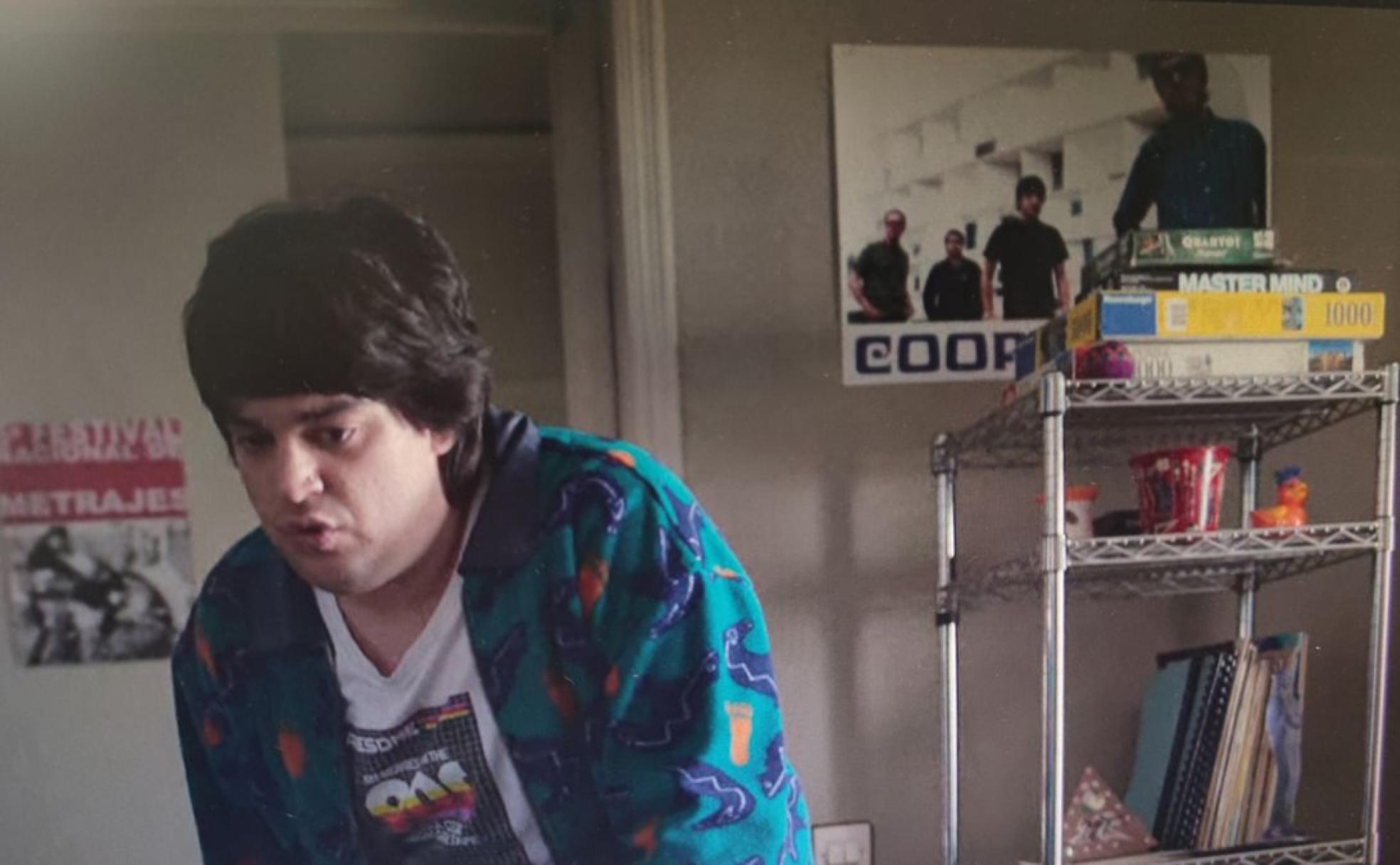 Una fotografía del grupo leonés Cooper en la pared del piso dónde viven los protagonistas de la serie 'Todas las veces que nos enamoramos'.