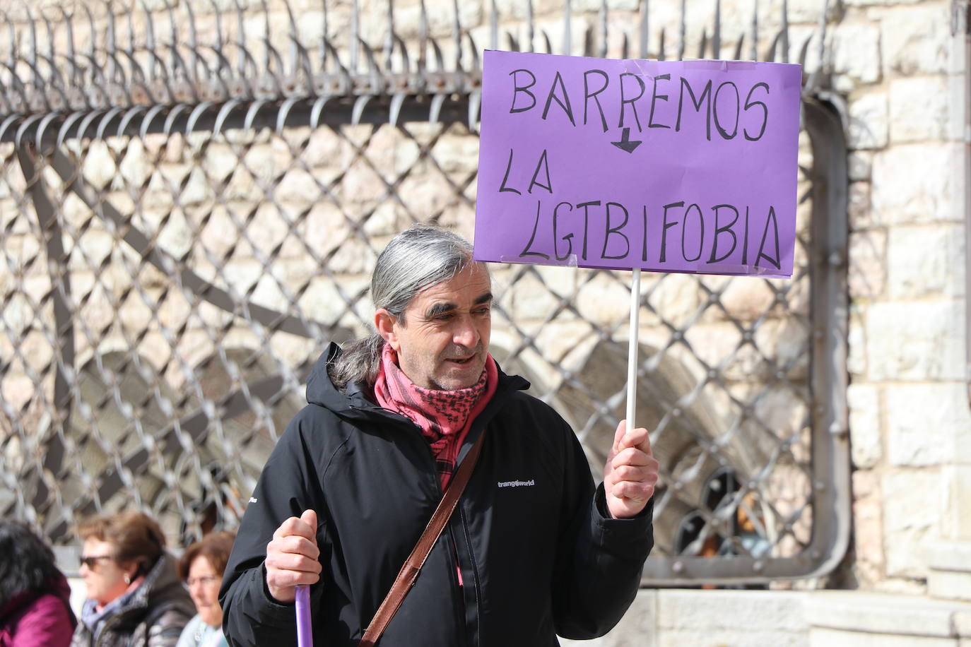 Un grupo de personas se citan en Botines con escobas y pancartas..