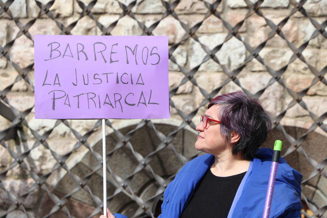 Un grupo de personas se citan en Botines con escobas y pancartas..