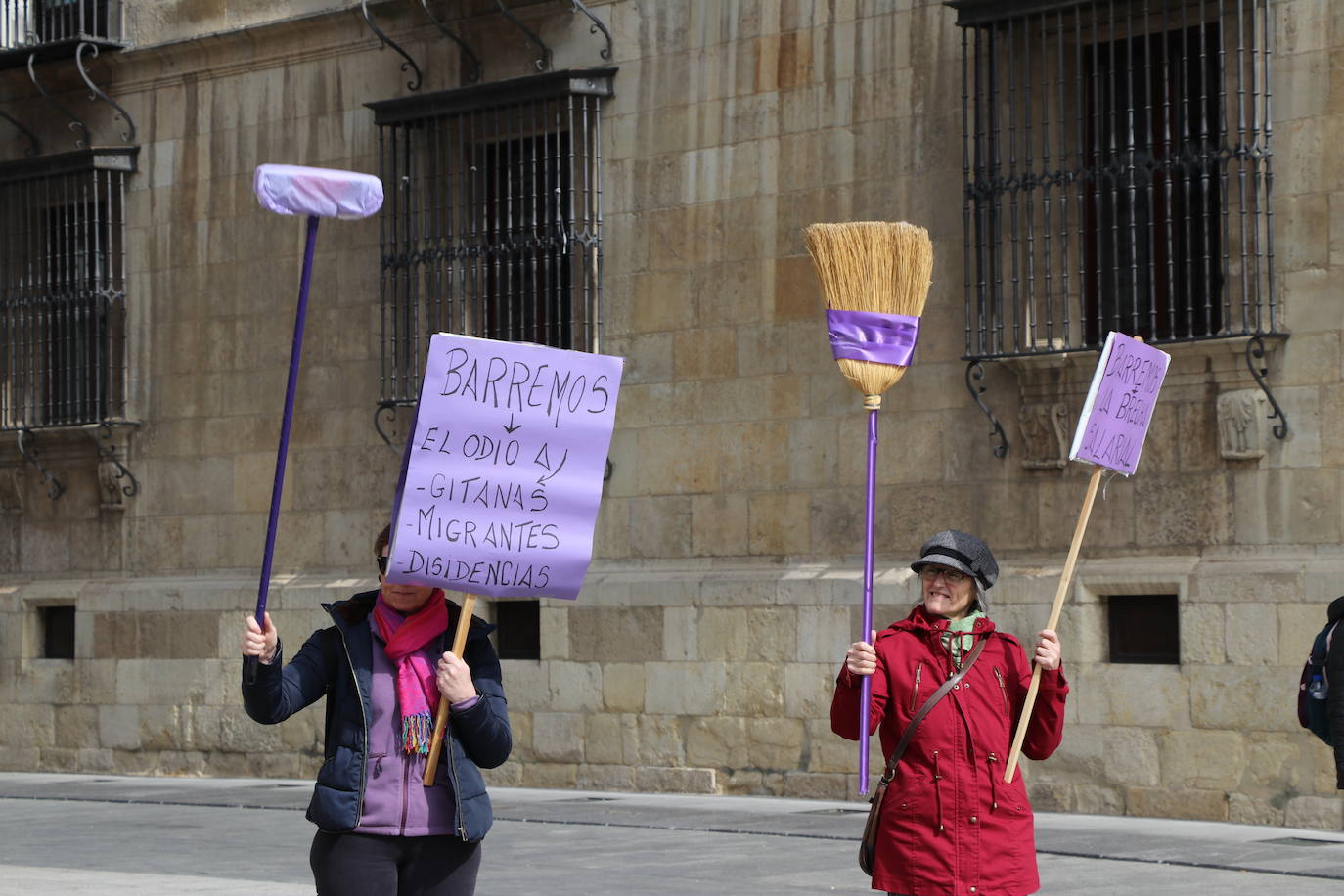 Un grupo de personas se citan en Botines con escobas y pancartas..