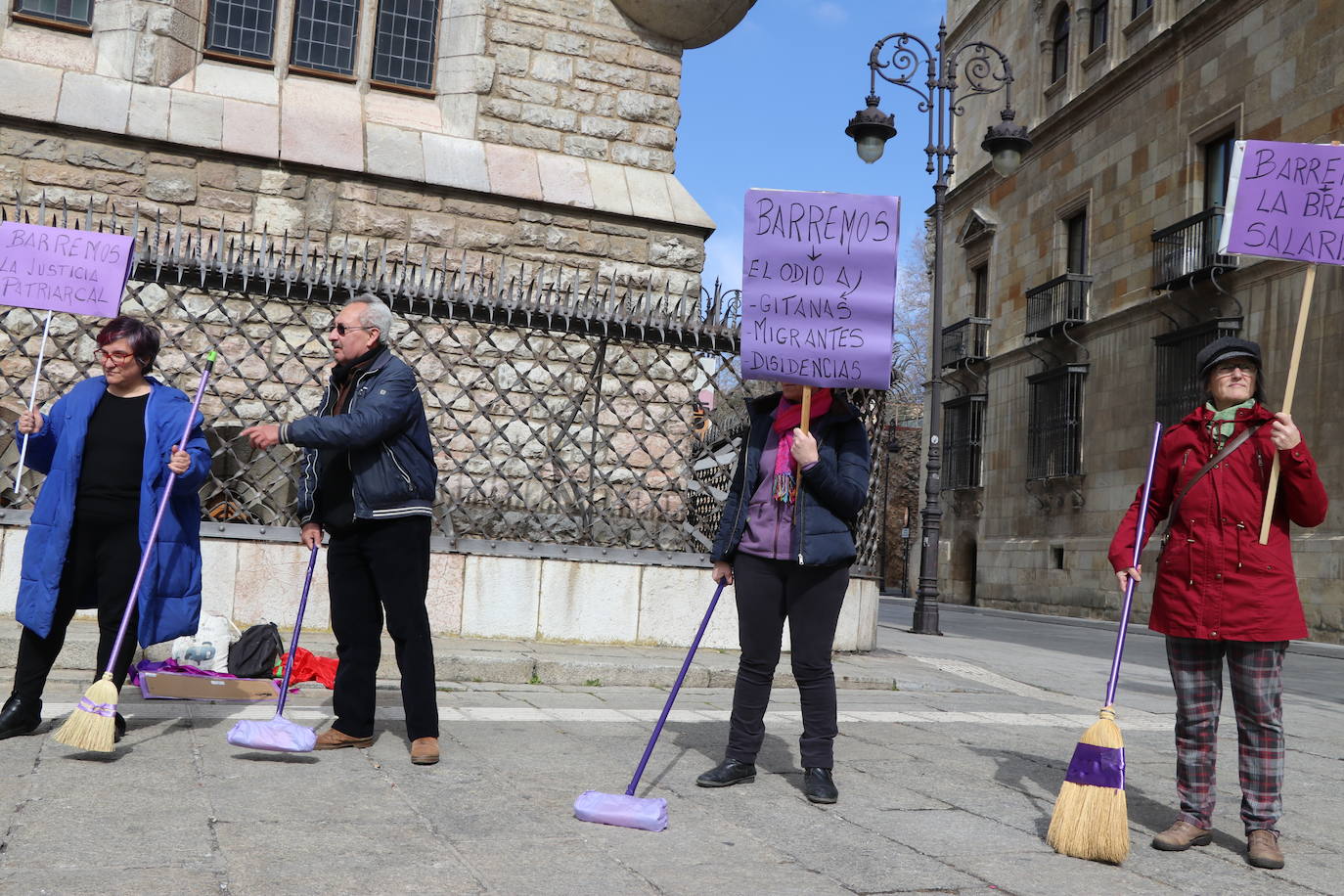 Un grupo de personas se citan en Botines con escobas y pancartas..