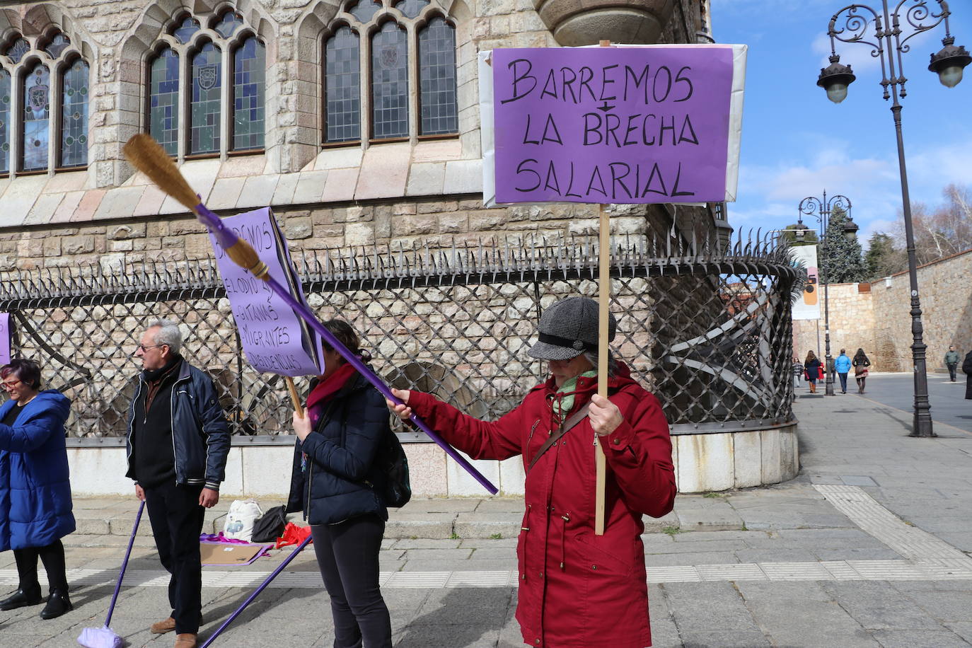 Un grupo de personas se citan en Botines con escobas y pancartas..