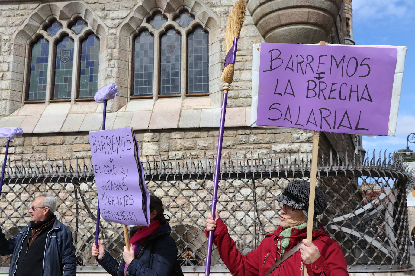 Un grupo de personas se citan en Botines con escobas y pancartas..