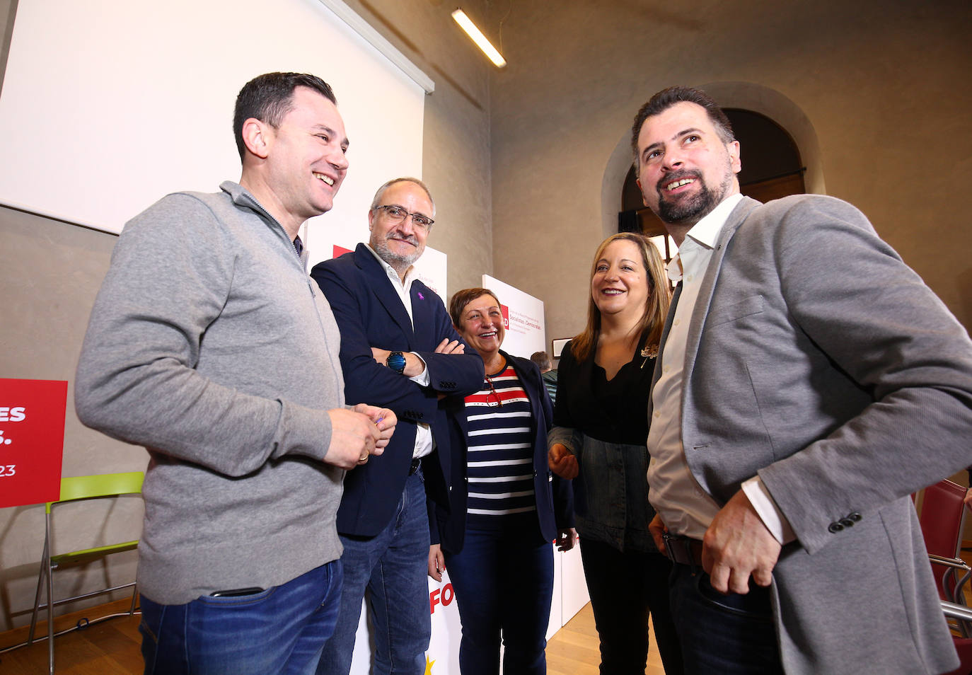 El secretario general del PSOECyL, Luis Tudanca (D) junto a la presidenta de los Socialdemócratas Europeos, Iratxe García, y alcalde de Ponferrada, Olegario Ramón (C), durante la jornada 'Transformar ciudades con fondos europeos'', que se celebra en Ponferrada.