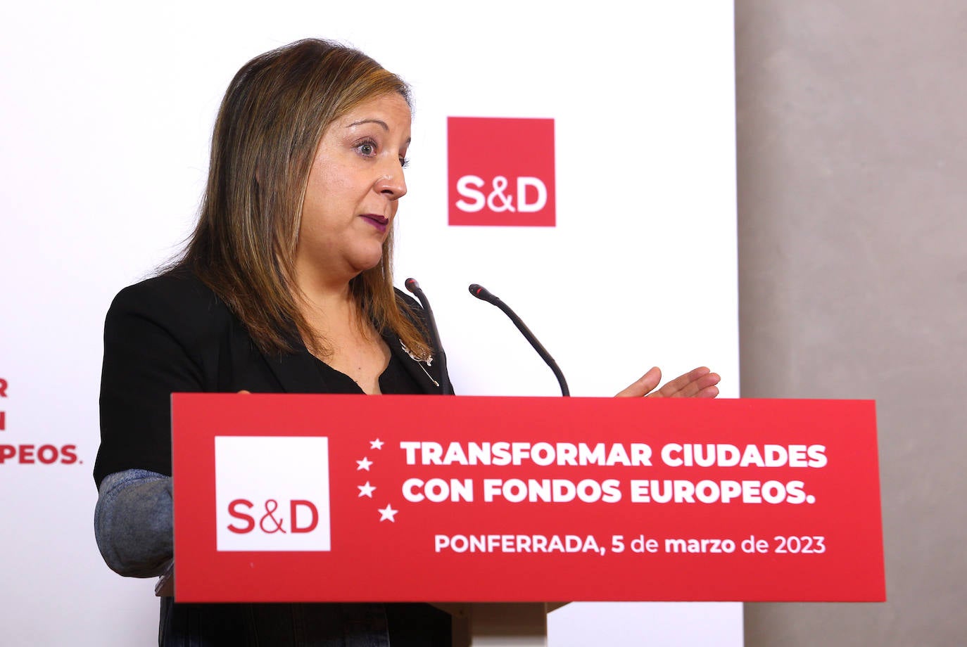 El secretario general del PSOECyL, Luis Tudanca (D) junto a la presidenta de los Socialdemócratas Europeos, Iratxe García, y alcalde de Ponferrada, Olegario Ramón (C), durante la jornada 'Transformar ciudades con fondos europeos'', que se celebra en Ponferrada.