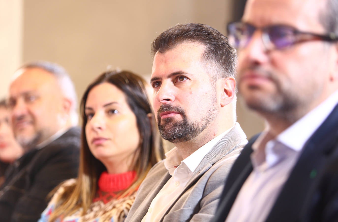 El secretario general del PSOECyL, Luis Tudanca (D) junto a la presidenta de los Socialdemócratas Europeos, Iratxe García, y alcalde de Ponferrada, Olegario Ramón (C), durante la jornada 'Transformar ciudades con fondos europeos'', que se celebra en Ponferrada.