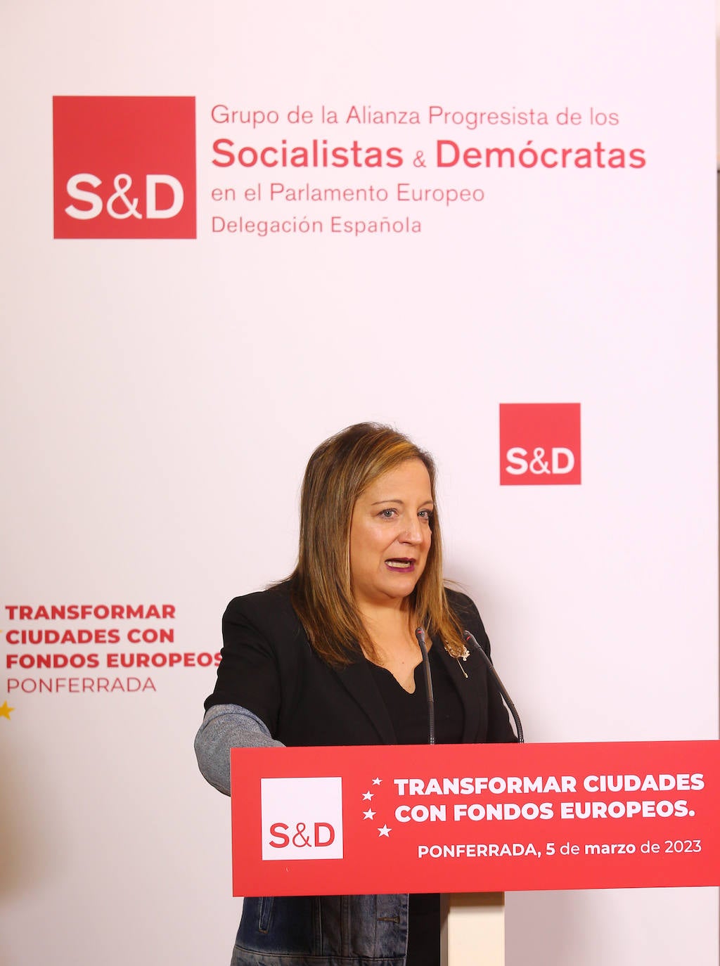 El secretario general del PSOECyL, Luis Tudanca (D) junto a la presidenta de los Socialdemócratas Europeos, Iratxe García, y alcalde de Ponferrada, Olegario Ramón (C), durante la jornada 'Transformar ciudades con fondos europeos'', que se celebra en Ponferrada.