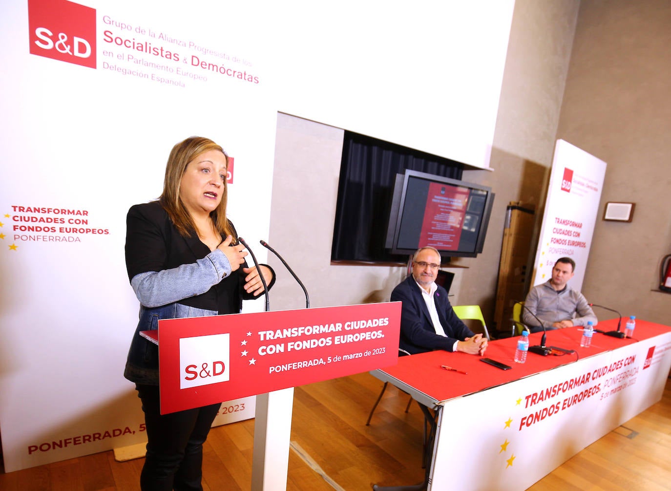 El secretario general del PSOECyL, Luis Tudanca (D) junto a la presidenta de los Socialdemócratas Europeos, Iratxe García, y alcalde de Ponferrada, Olegario Ramón (C), durante la jornada 'Transformar ciudades con fondos europeos'', que se celebra en Ponferrada.