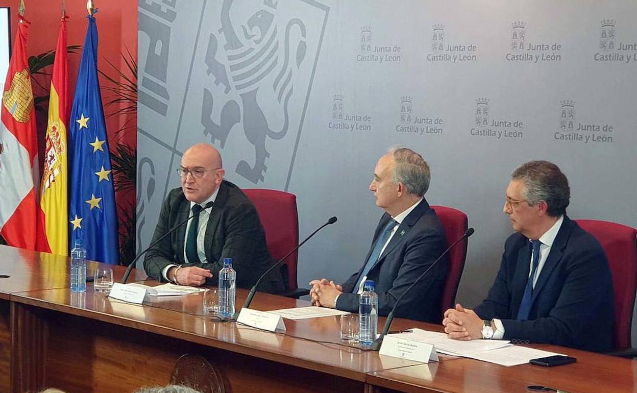 El consejero de la Presidencia, Jesús Julio Carnero, participa en la jornada de presentación del Programa de Defensores de Derechos Humanos de la UVa.