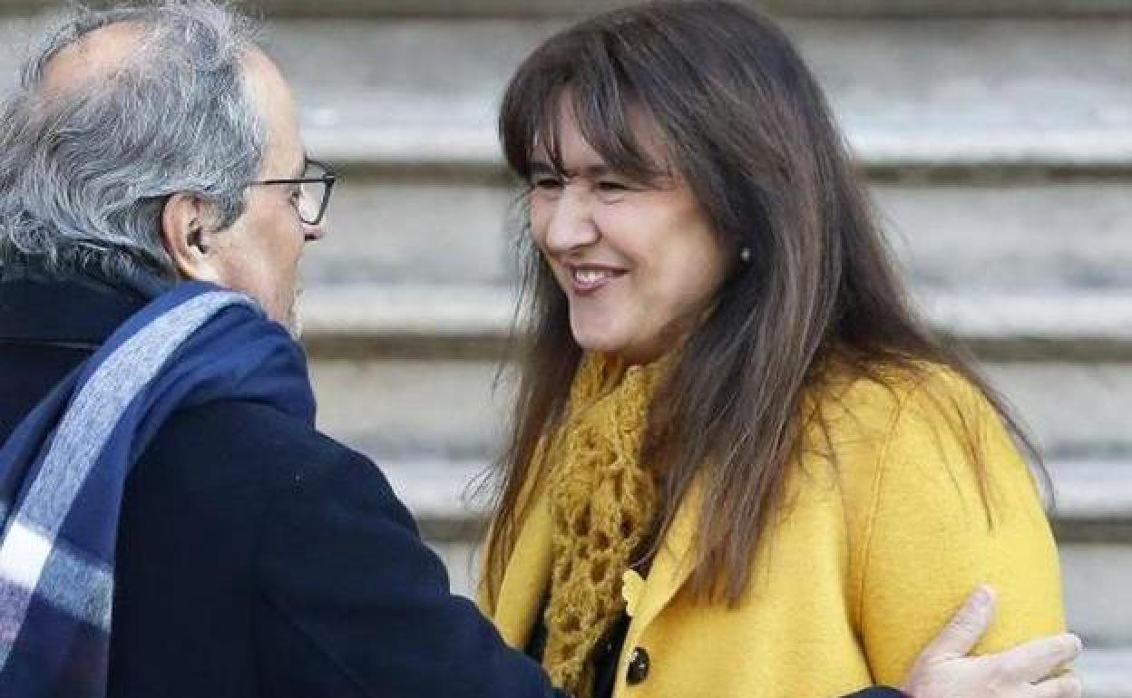 La presidenta suspendida del Parlament, Laura Borràs, saluda al expresidente de la Generalitat Quim Torra.