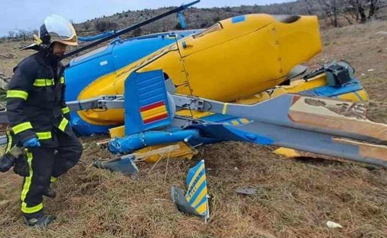 Efectivos de los bomberos acudieron al lugar del siniestro del helicóptero cerca de Robledo de Chavela (Madrid).