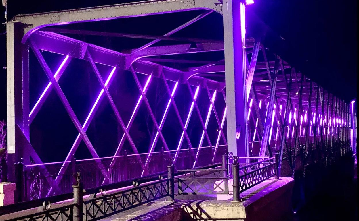 Colores que presenta el puente de hierro de Carrizo esta noche.