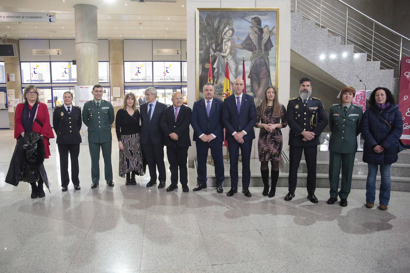 Los representantes civiles y militares de la sociedad leonesa se concentran en la delegación de la Junta por el 8M