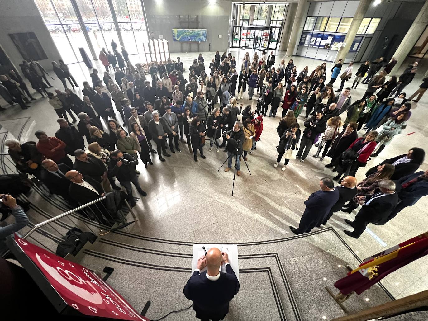 Los representantes civiles y militares de la sociedad leonesa se concentran en la delegación de la Junta por el 8M