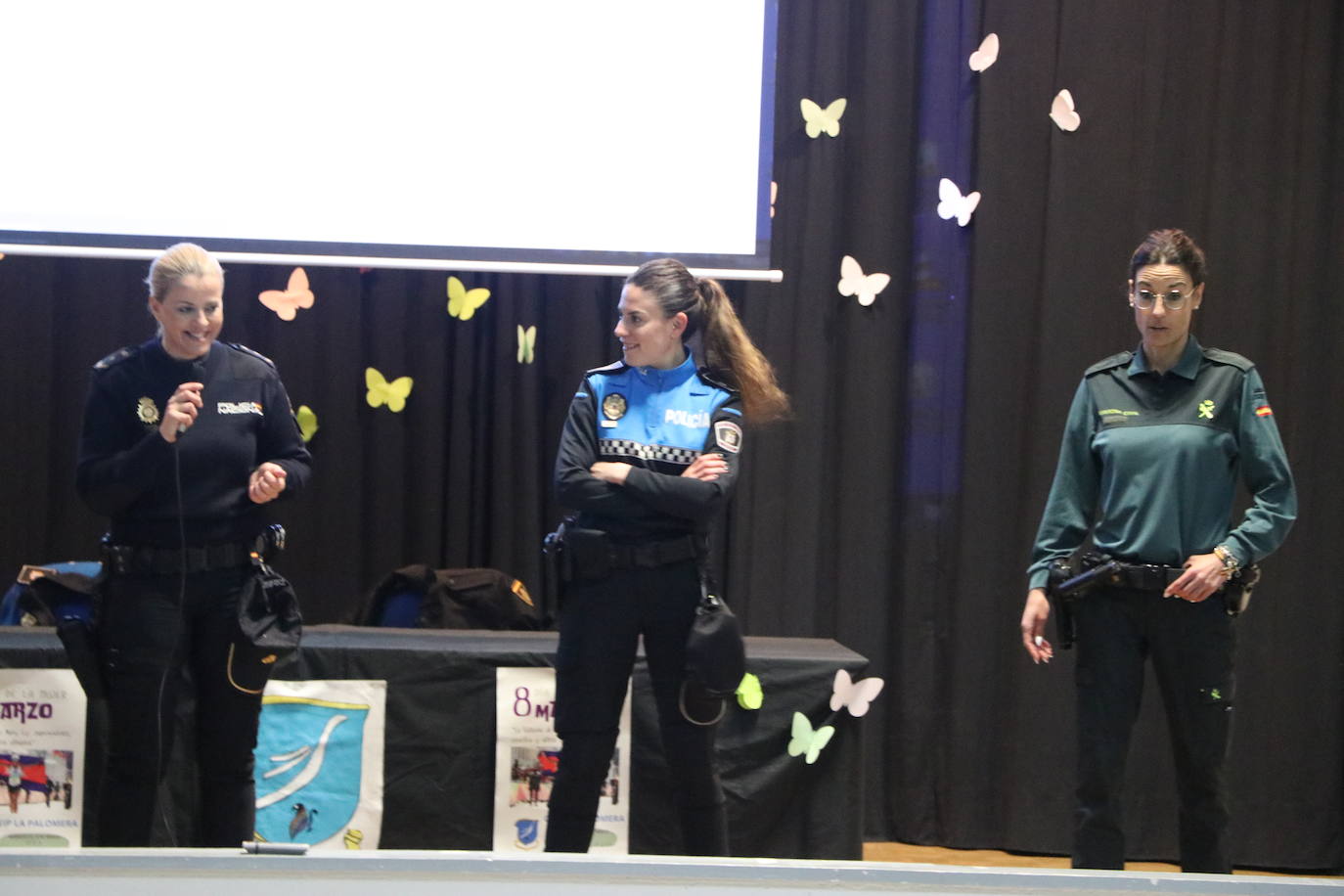 Una policía local, una guardia civil y una policía nacional se citan en el Colegio La Palomera este 8 de marzo para compartir con los más pequeños de León que las mujeres «lo podemos hacer todo».