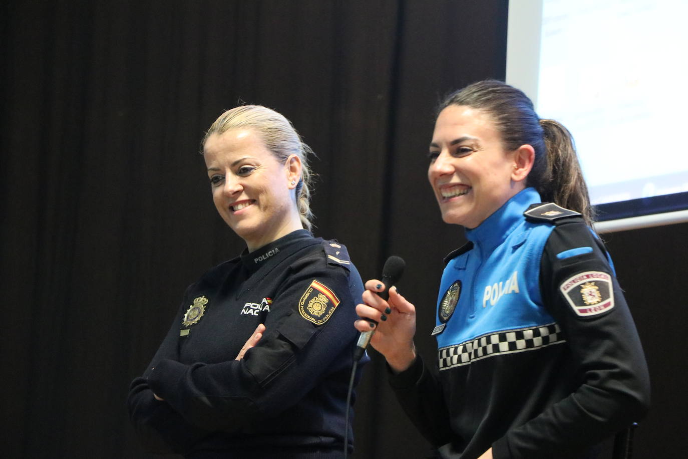 Una policía local, una guardia civil y una policía nacional se citan en el Colegio La Palomera este 8 de marzo para compartir con los más pequeños de León que las mujeres «lo podemos hacer todo».