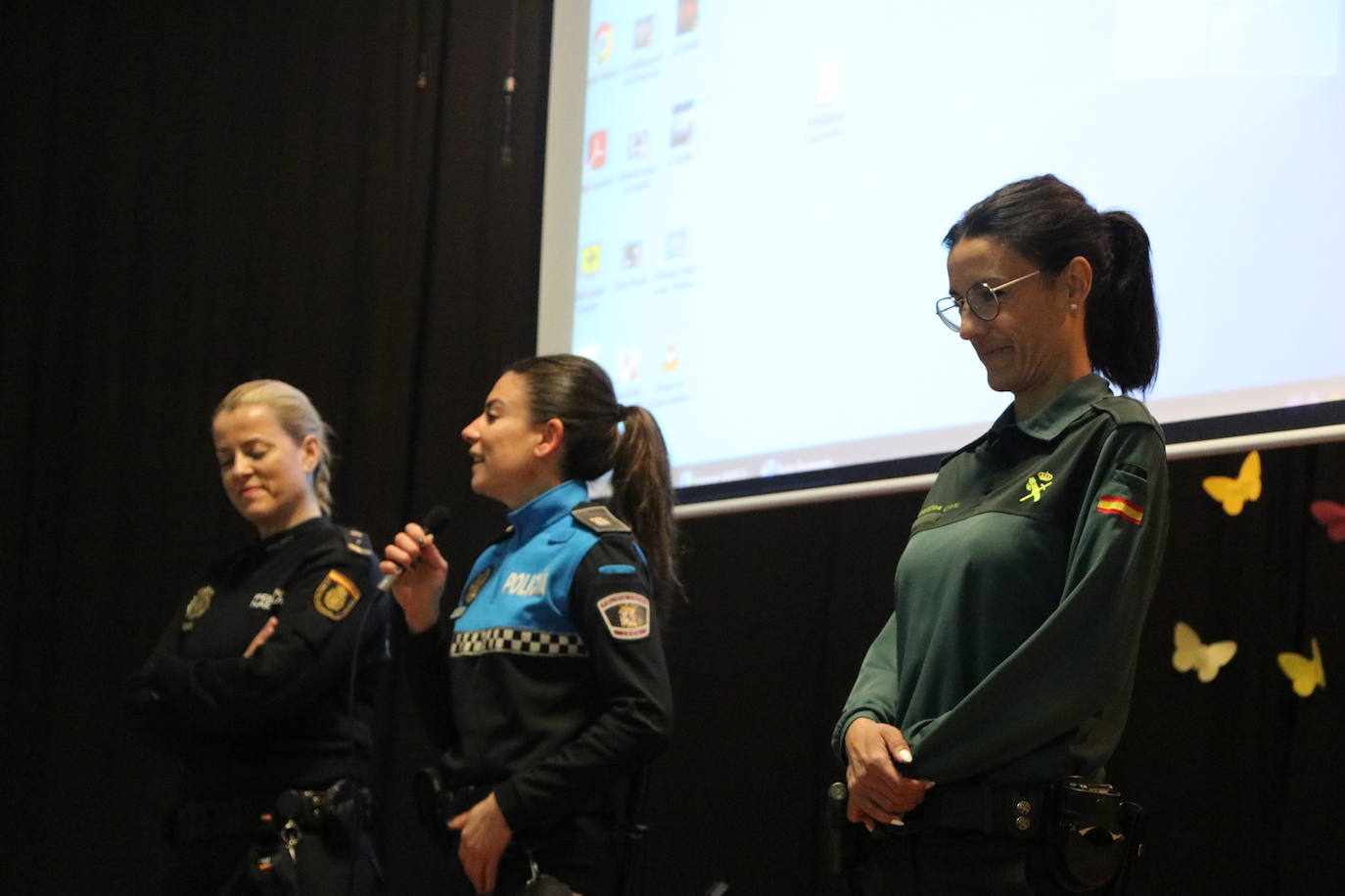 Una policía local, una guardia civil y una policía nacional se citan en el Colegio La Palomera este 8 de marzo para compartir con los más pequeños de León que las mujeres «lo podemos hacer todo».