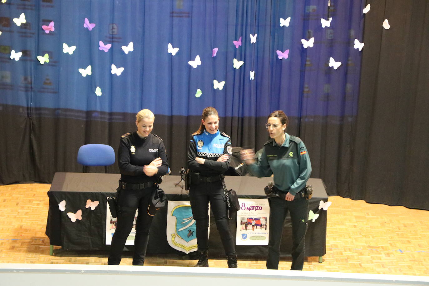 Una policía local, una guardia civil y una policía nacional se citan en el Colegio La Palomera este 8 de marzo para compartir con los más pequeños de León que las mujeres «lo podemos hacer todo».