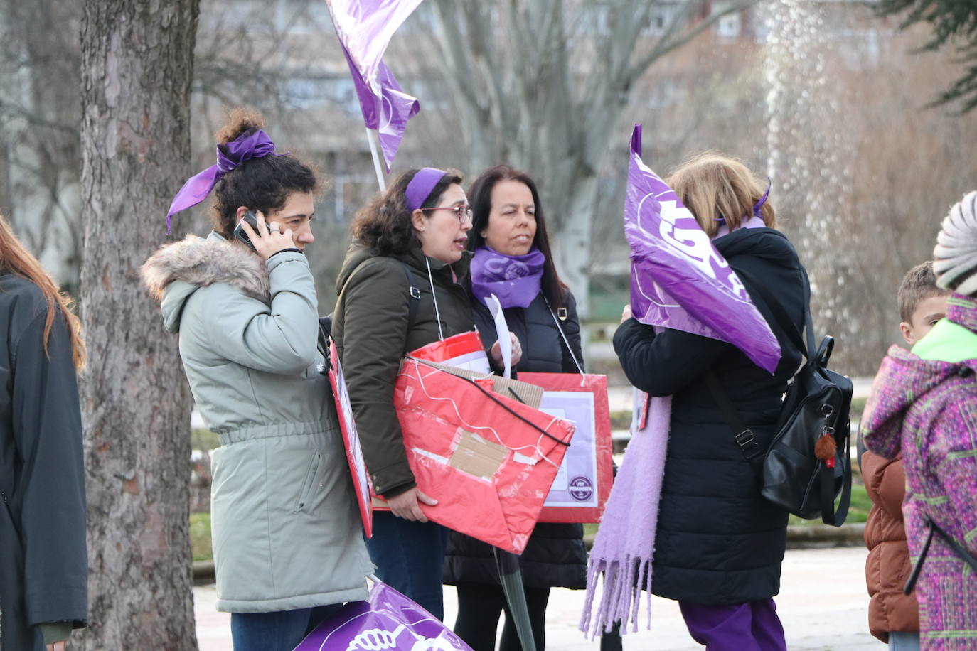 Una nutrida manifestación recorre las calles de León con diferentes plataformas, partidos políticos y sindicatos..