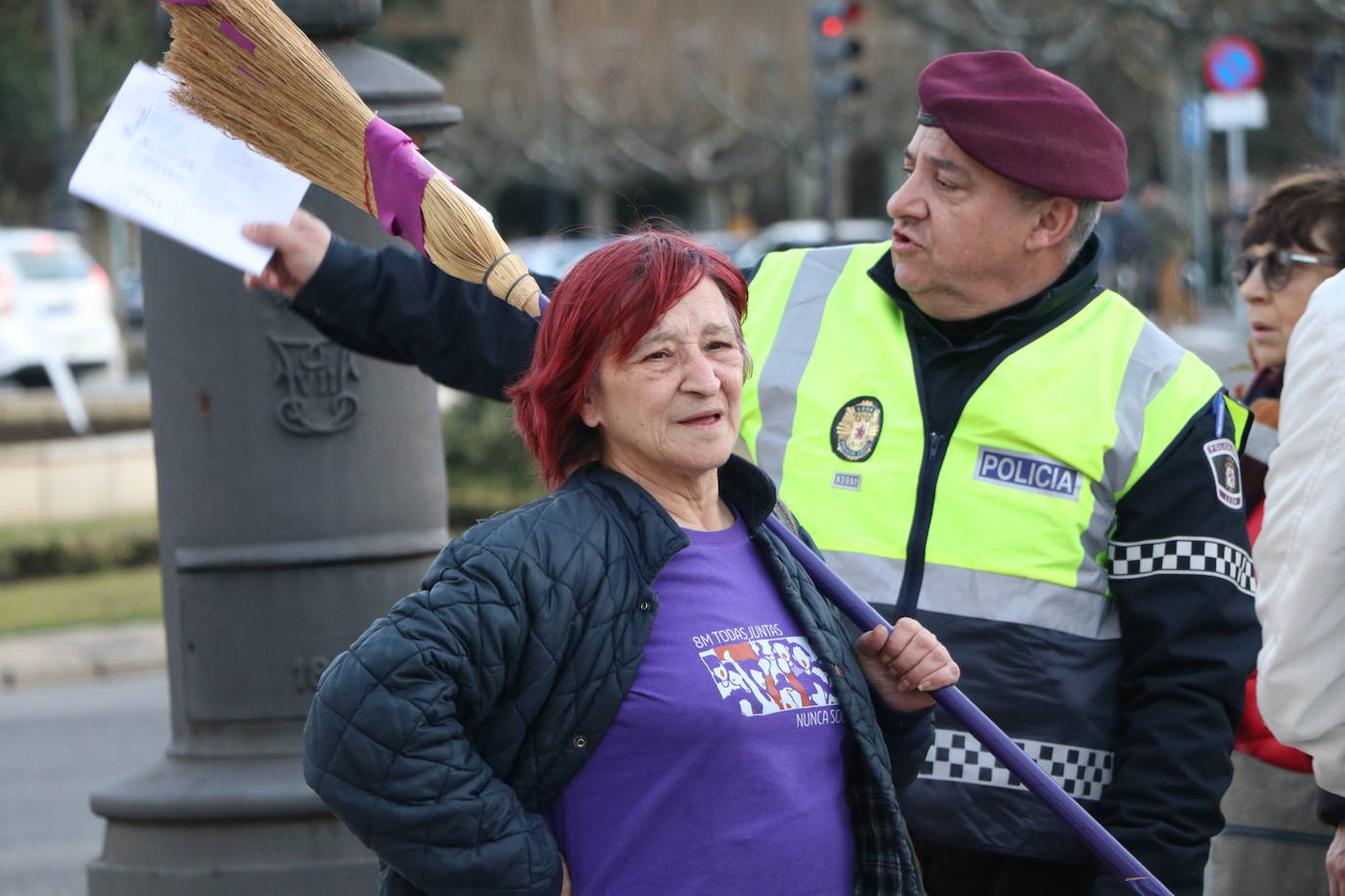 Una nutrida manifestación recorre las calles de León con diferentes plataformas, partidos políticos y sindicatos..