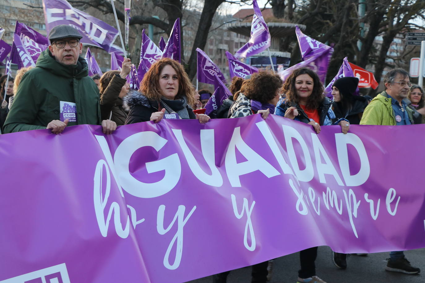 Una nutrida manifestación recorre las calles de León con diferentes plataformas, partidos políticos y sindicatos..