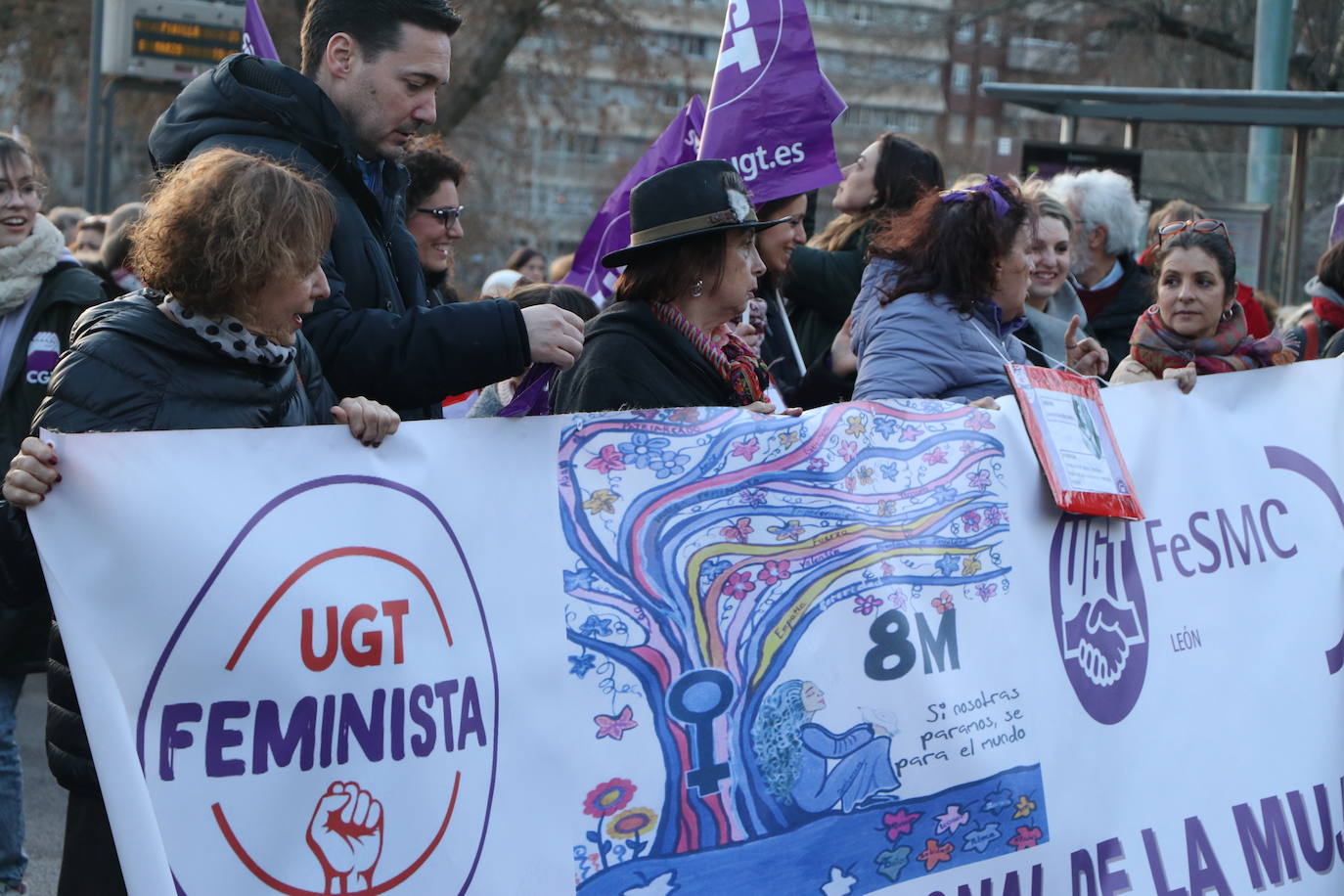 Una nutrida manifestación recorre las calles de León con diferentes plataformas, partidos políticos y sindicatos..