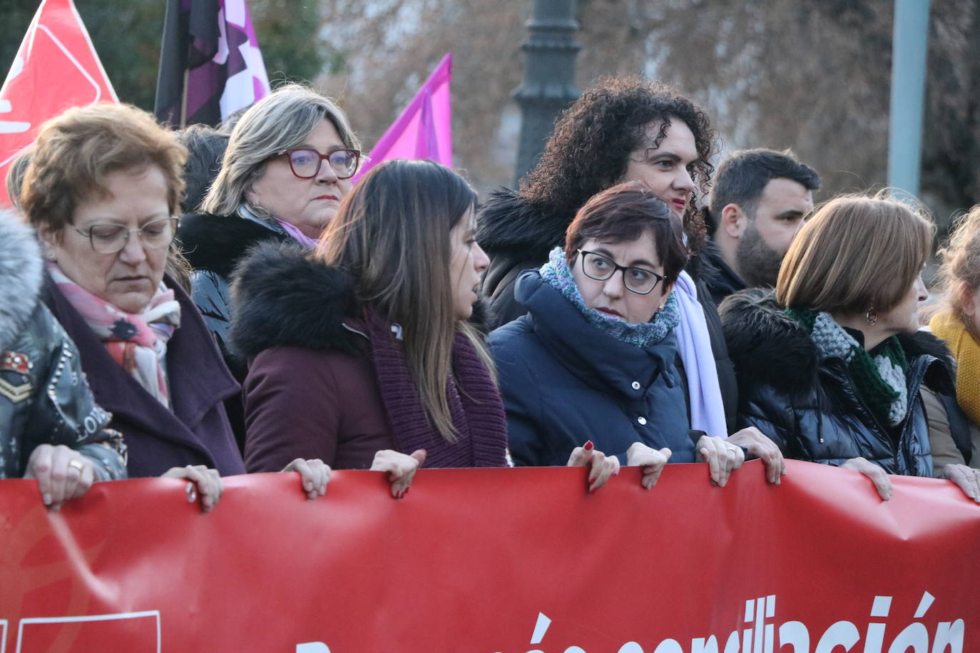 Una nutrida manifestación recorre las calles de León con diferentes plataformas, partidos políticos y sindicatos..