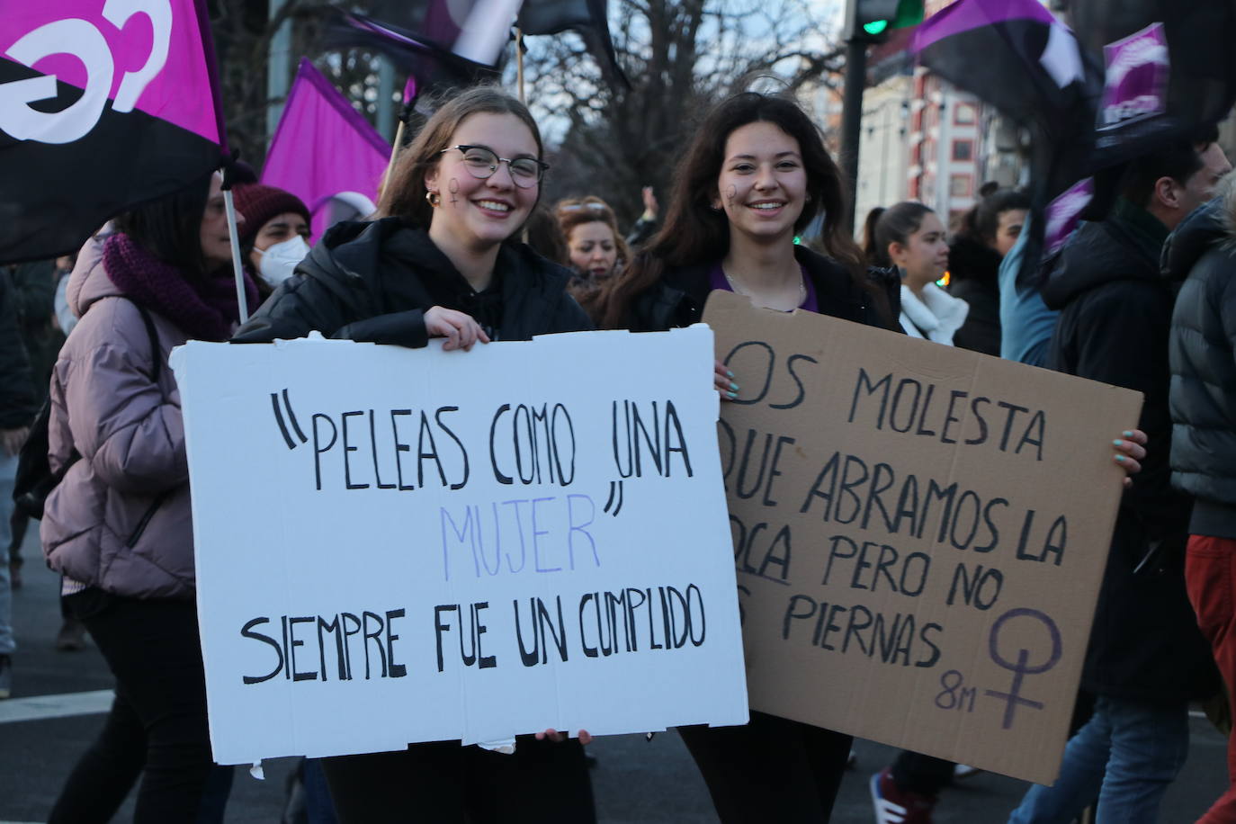 Una nutrida manifestación recorre las calles de León con diferentes plataformas, partidos políticos y sindicatos..