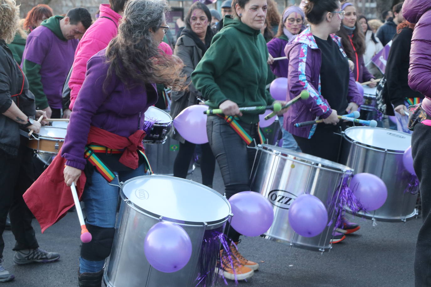 Una nutrida manifestación recorre las calles de León con diferentes plataformas, partidos políticos y sindicatos..