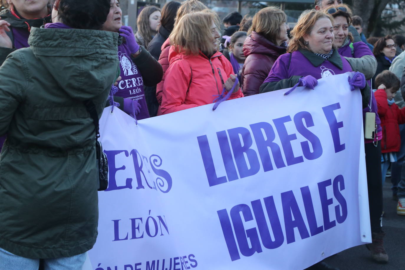 Una nutrida manifestación recorre las calles de León con diferentes plataformas, partidos políticos y sindicatos..