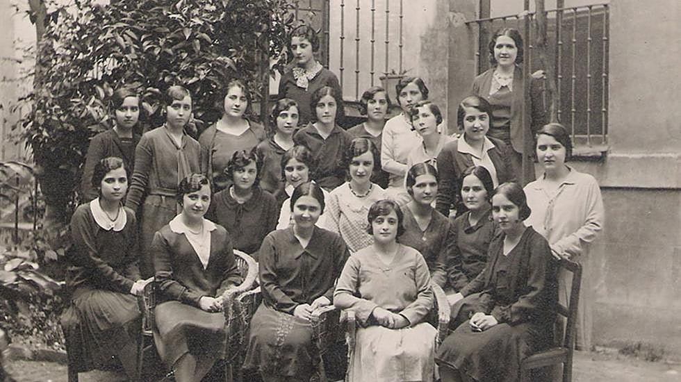 Justina, junto a sus compañeras en la escuela. 