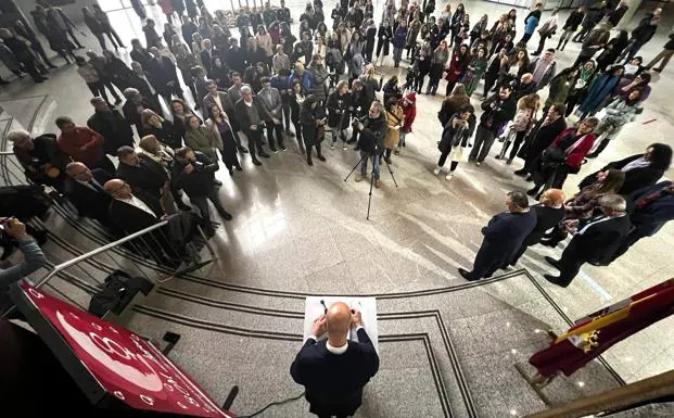 Los representantes civiles y militares de la sociedad leonesa se han reunido en la mañana de este miércoles, 8 de marzo, en la delegación territorial de la Junta de Castilla y León con el fin de conmemorar el Día Internacional de la Mujer.