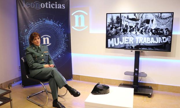 Galería. Flori Martínez, Guardia Civil, durante la entrevista en leonoticias.