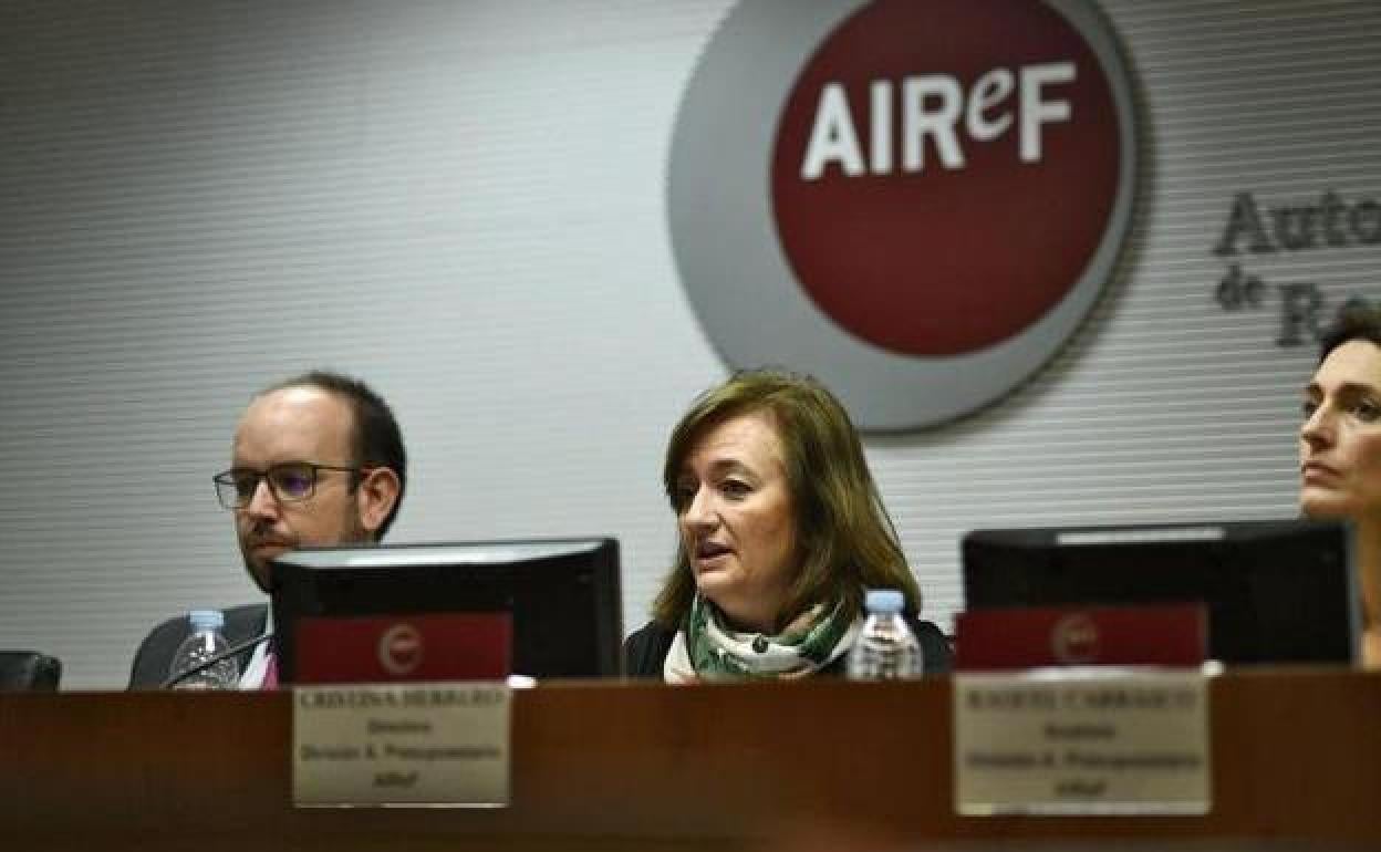 En el centro, la presidenta de la Airef, Cristina Herrero.