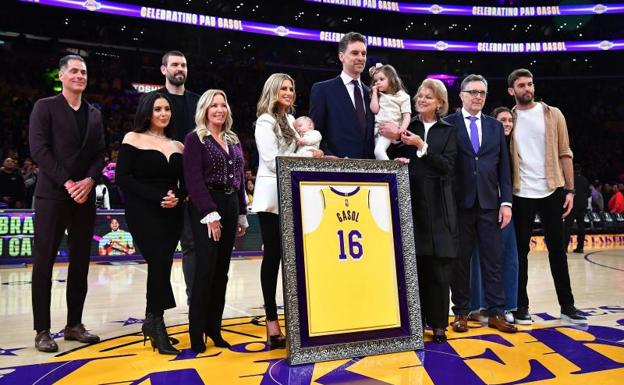 Pau Gasol posa con toda su familia/Afp